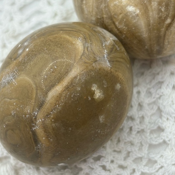 2 polished aragonite eggs - Picture 5 of 10